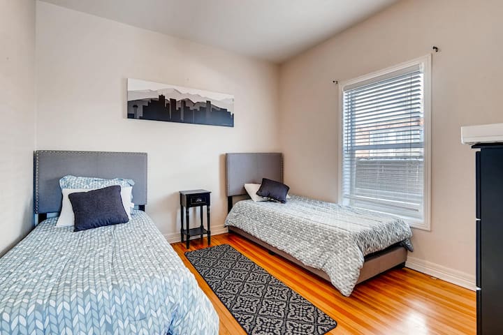 Kati 1 Dhomë dyshe.  Përfshin një televizor inteligjent me kabllo, HBO dhe aplikacione (YouTube).