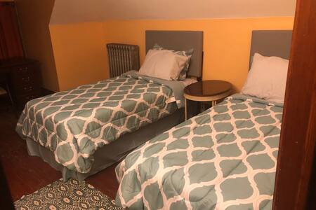 Cozy  attic room-laundry, perfect for travelers