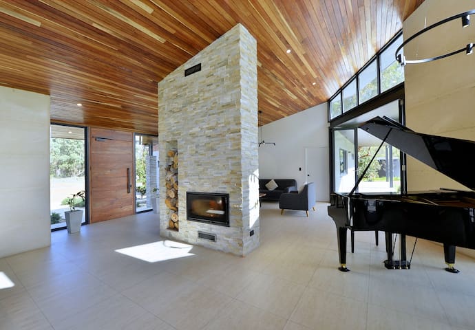 Gorgeous home with Infinity Pool & Fireplace gallery image 3