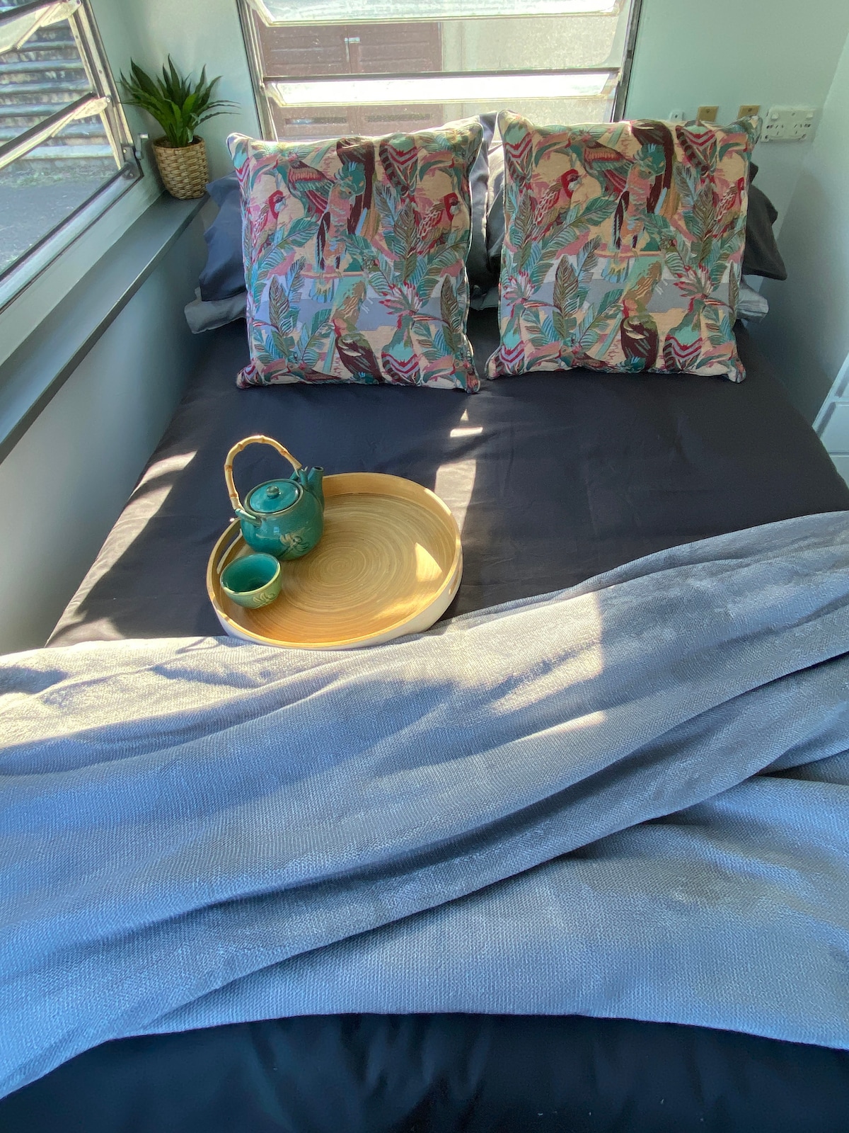 Het tweepersoonsbed is voorzien van een nieuw matras, zachte matrastopper, luxe lakens, vier kussens, Europees kussen en een zachte sprei voor je slaapplezier.