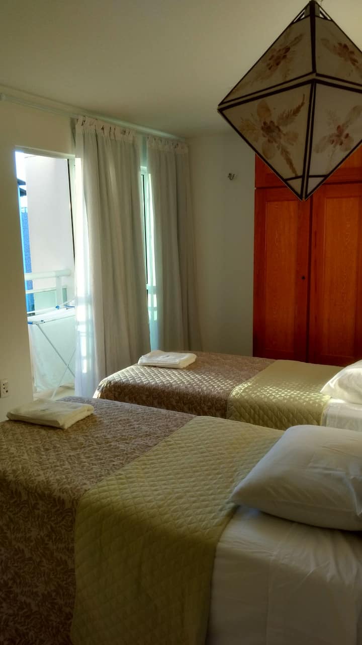 Quarto 2 com varanda privativa