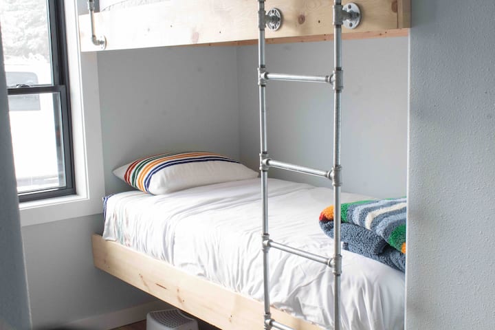 Seti 2 za vitanda vya ghorofa vilivyojengwa katika chumba chetu cha tatu cha kulala