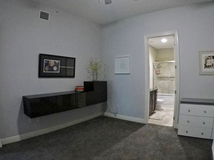 Втората спалня включва матрак с мемори пяна с двоен размер и телевизор (не е показан на снимката).