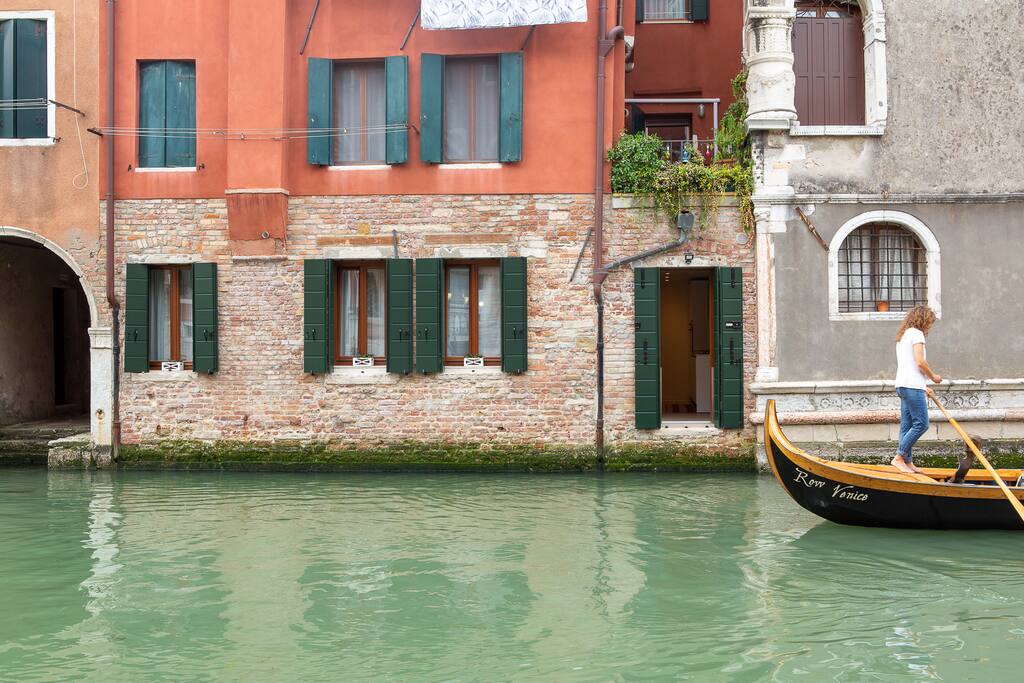 Floating canal view house in the authentic Venice - Maisons à louer à ...