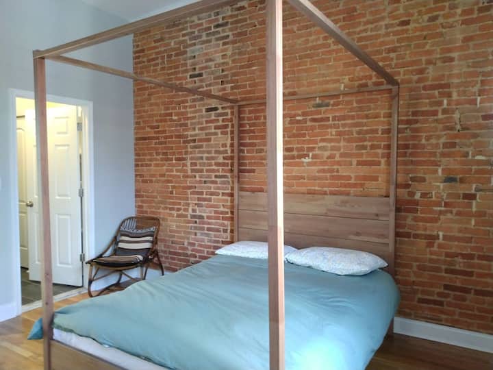 Главна спална соба - брачен кревет (широк 150 - 179 см)