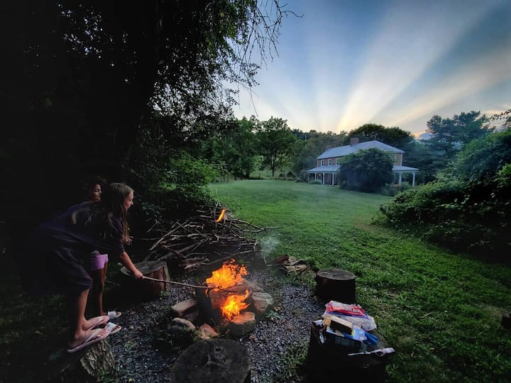 Modern Farmhouse near Shenandoah Nat'l Park + Lake Houses for Rent in