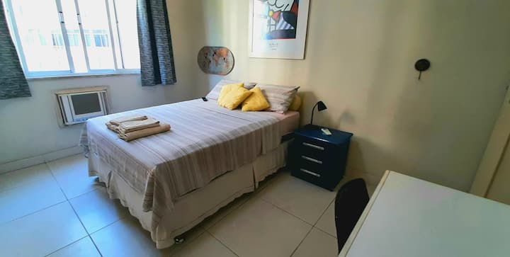 Ორადგილიანი საძინებელი კონდიციონერით, ჭერის ვენტილატორით, სასწავლო/სამუშაო მაგიდით და სმარტ-ტელევიზორით.