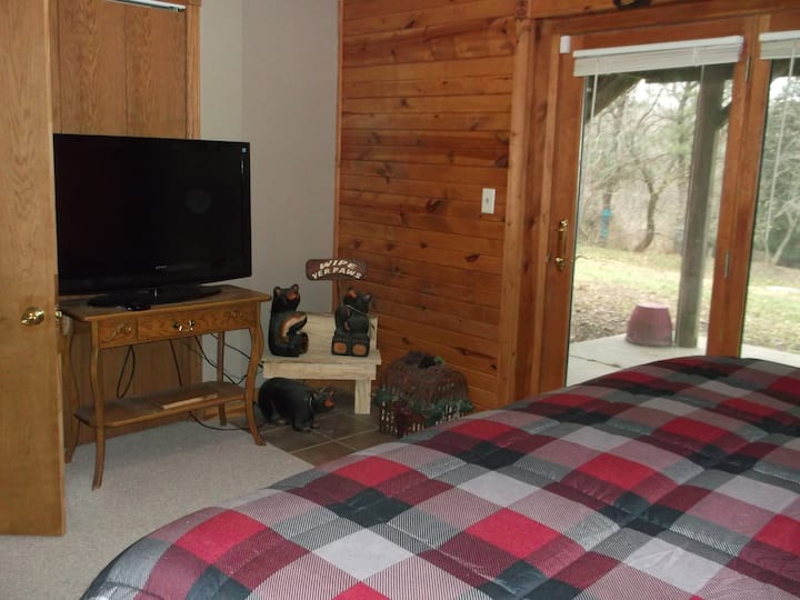 Главна спална соба во стил на сместување со брачен кревет (широк 150-179 см).  Има голема бања со прошетка во туш