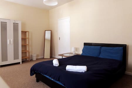 Double bedroom in Magdalena & Filipe's crib