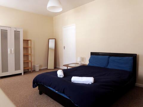 Double bedroom in Magdalena & Filipe's crib