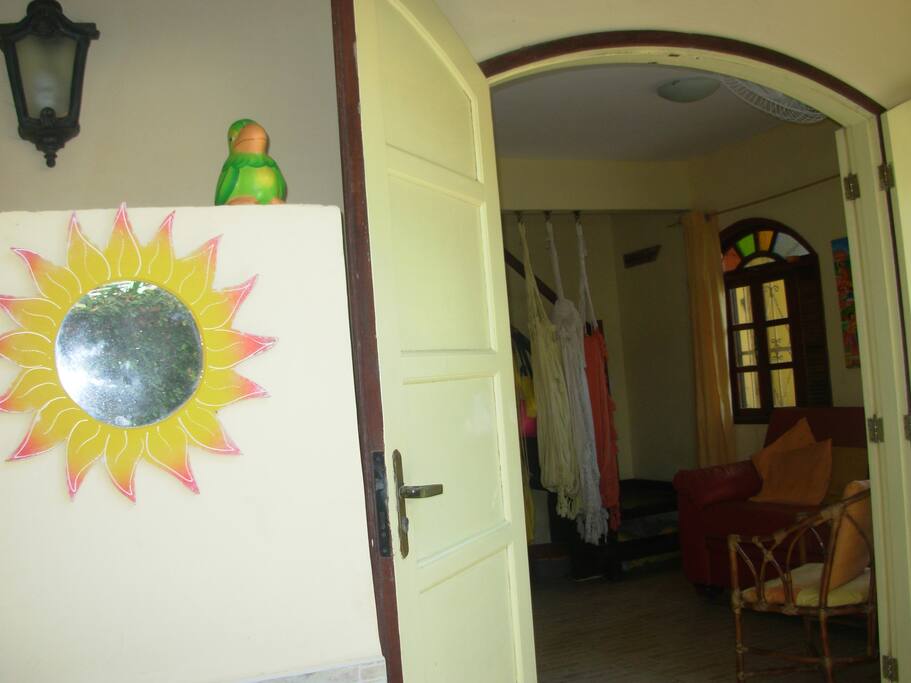 Porta dupla abre para a sala