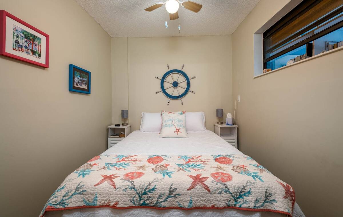 Dormitorio del primer piso con colchón tamaño queen de espuma viscoelástica.