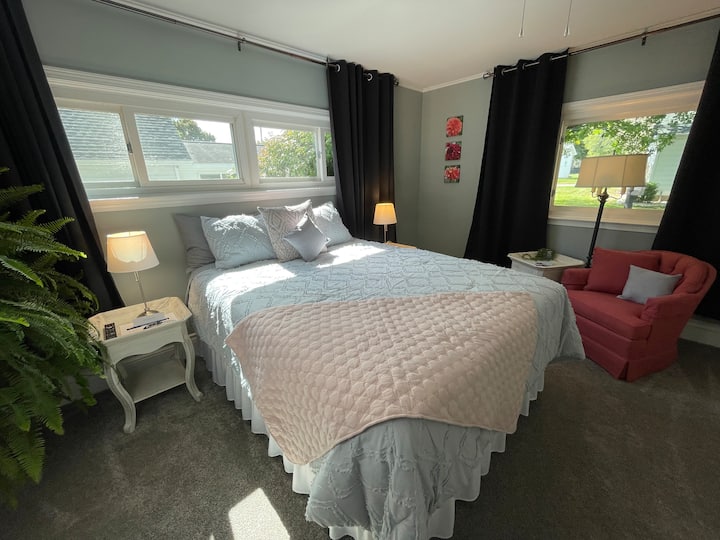 Spavaća soba 1 na glavnom katu.  Bračni krevet (160x200).