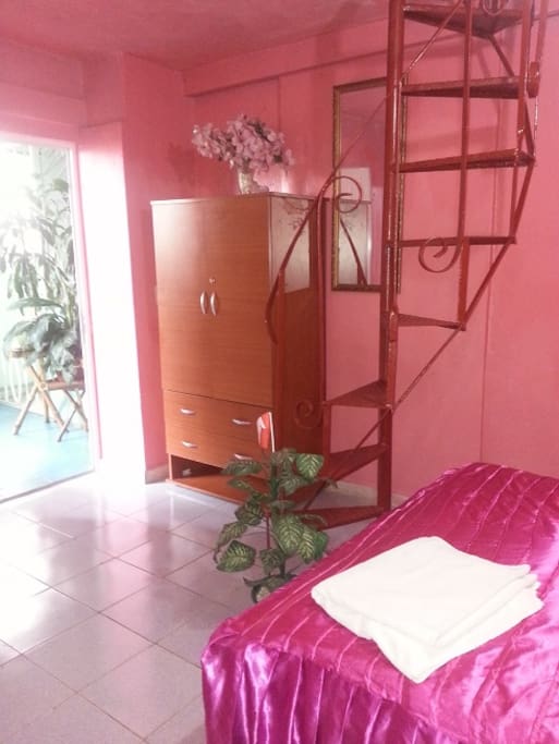 ESCALERA CON ACCESO AL CUARTO DE BAÑO