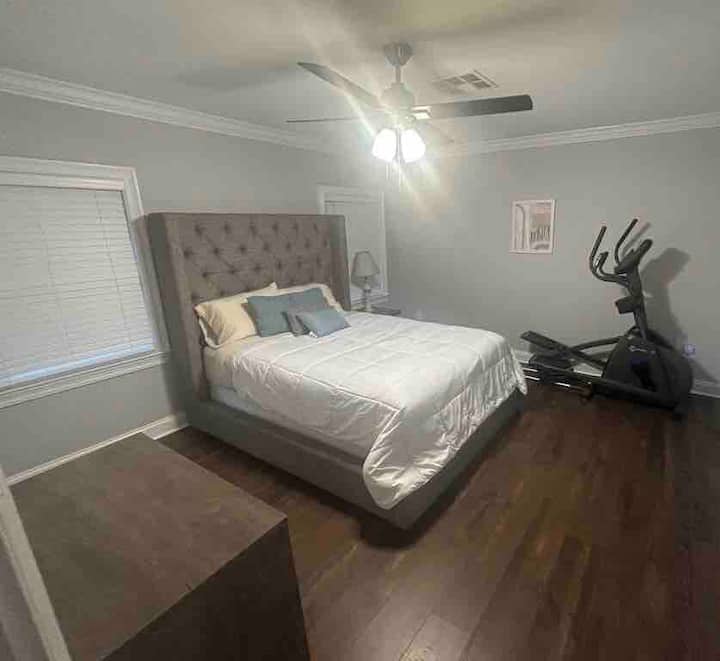 Krevat dopio "Queen" për vizitorët e tretë me televizor inteligjent dhe eliptik. 