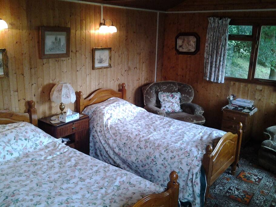 Cosy twin bed/sitting room