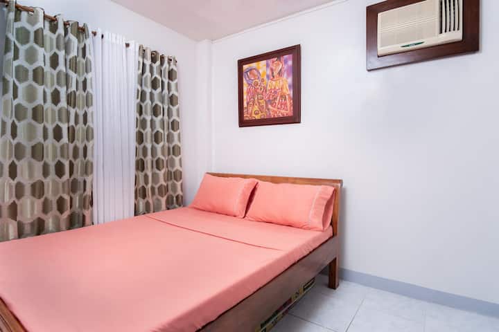 Dormitorio 3: ubicado en la planta baja, cama tamaño queen con aire acondicionado