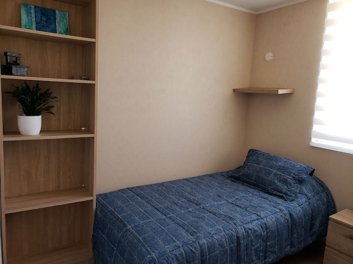 Dhoma e gjumit 1 me dy krevate të rehatshëm me nga 1 ndenjëse e gjysmë secila