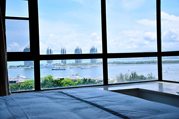 【帽儿3】三亚一线海景亲子房 躺在床上看海 距海边200米近大东海可住4大1小一室二厅 游泳做饭免费