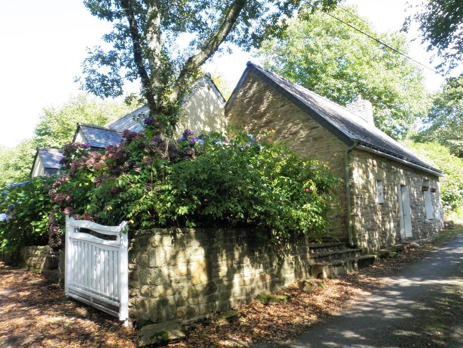 Vue de coupe : partie ancienne à droite, et partie rénovée de la maison à gauche
