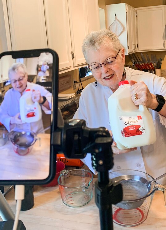 Show full-screen, host-provided image