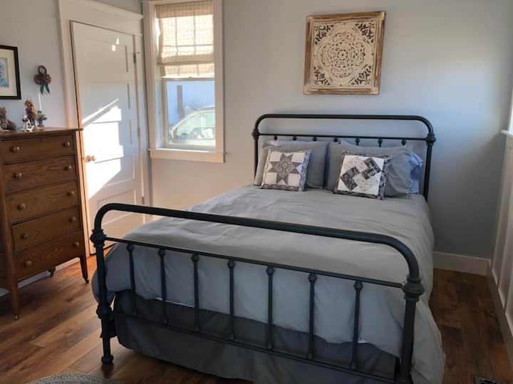 CHUMBA CHA KWANZA CHA KULALA:  Starehe na starehe kinaelezea vitanda vyetu vya ukubwa wa malkia.  Vivuli vya madirisha vimetolewa kwa ajili ya faragha, skrini hutolewa kwa usiku mzuri wa majira ya joto wa Montana. Changamka na ulale hadi saa sita mchana.