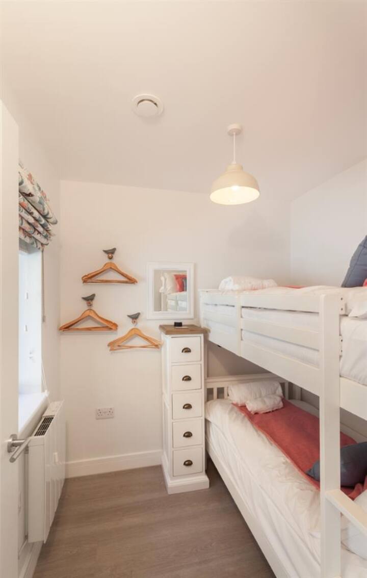 3-საძინებლიანი, ორსართულიანი საწოლებით