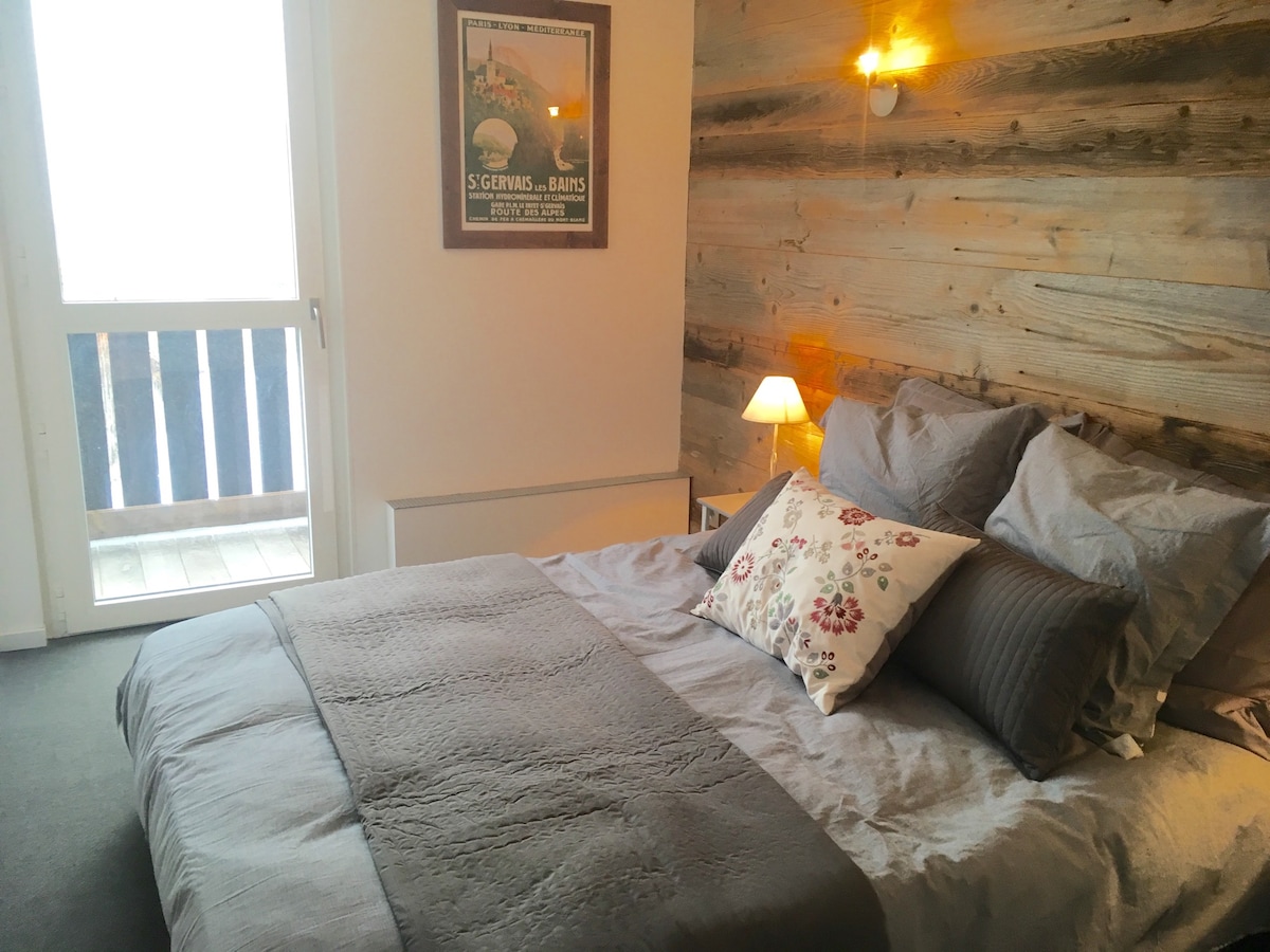 Gran dormitorio doble con balcón ...