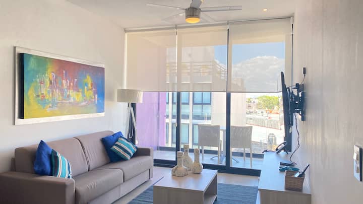 Sebule yenye starehe na iliyopambwa vizuri yenye kitanda cha sofa