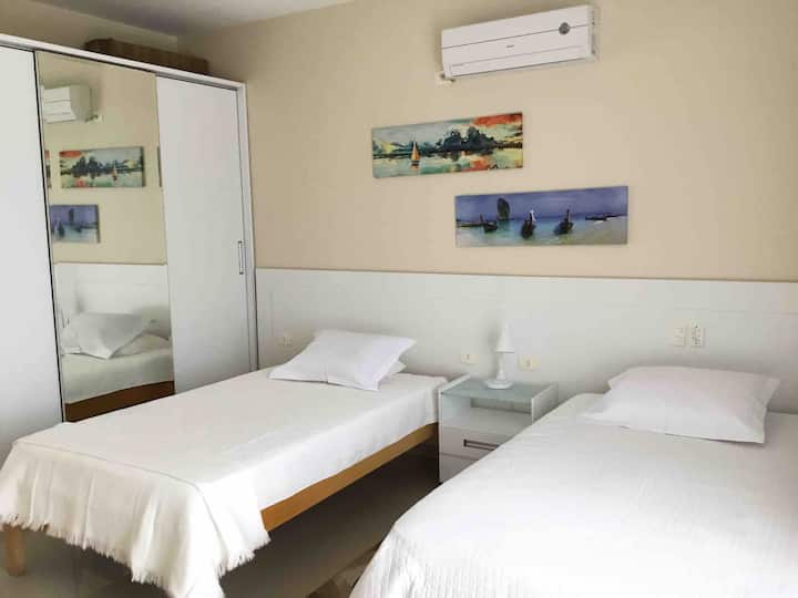 Chumba kikubwa + roshani - 32 m2
Mlango/kaunta iliyo na skrini,
Kiyoyozi,
feni ya dari, 
Vitanda 2 maalumu vya mtu mmoja (m 1.20 x m 2.00).
TV 55’
