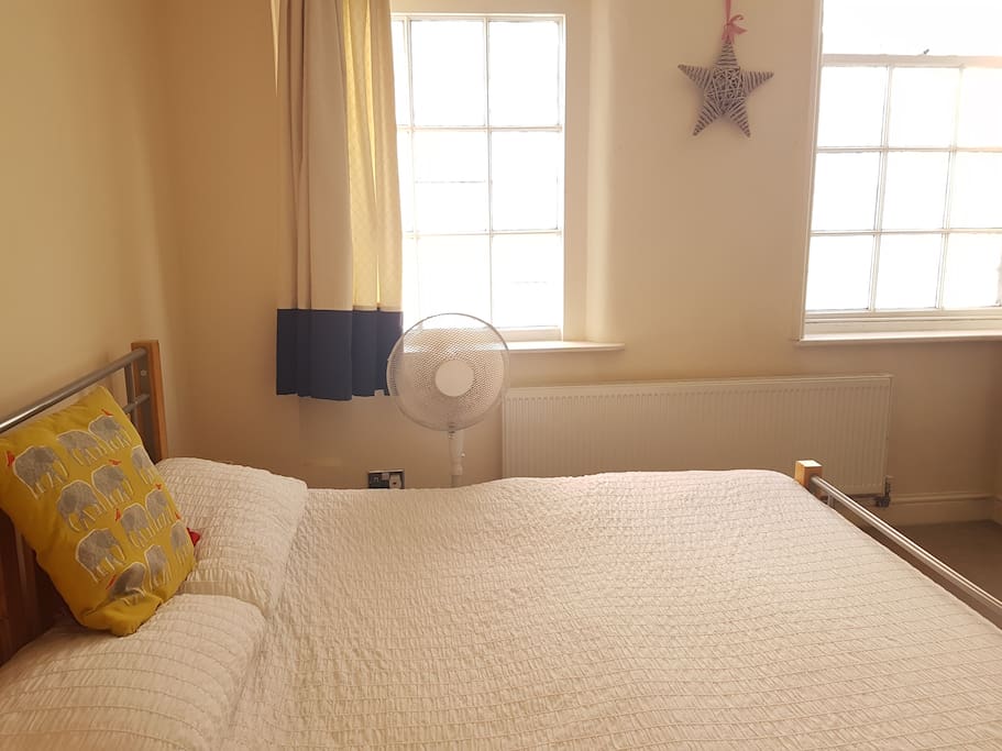 The double bed (Kingsize mattress)