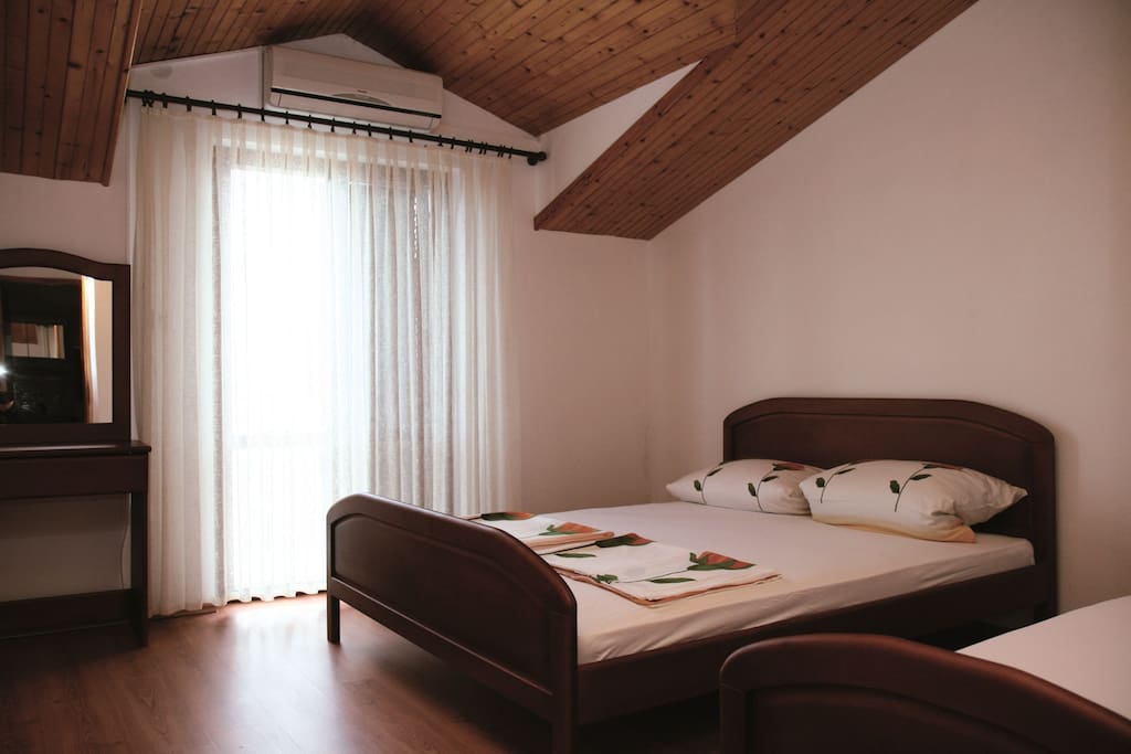 Schlafzimmer 1 mit franz. Bett (140x200) und Einzelbett (80x200)