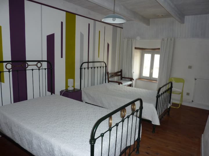 Dhomë gjumi 3 - 2 krevate 110 cm + 1 BZ (krevat Dunlopillo 140 cm) (kati i parë)