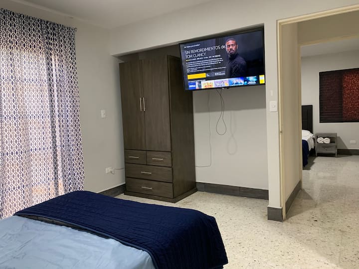 Das Schlafzimmer mit Kleiderschrank und SmarTV.