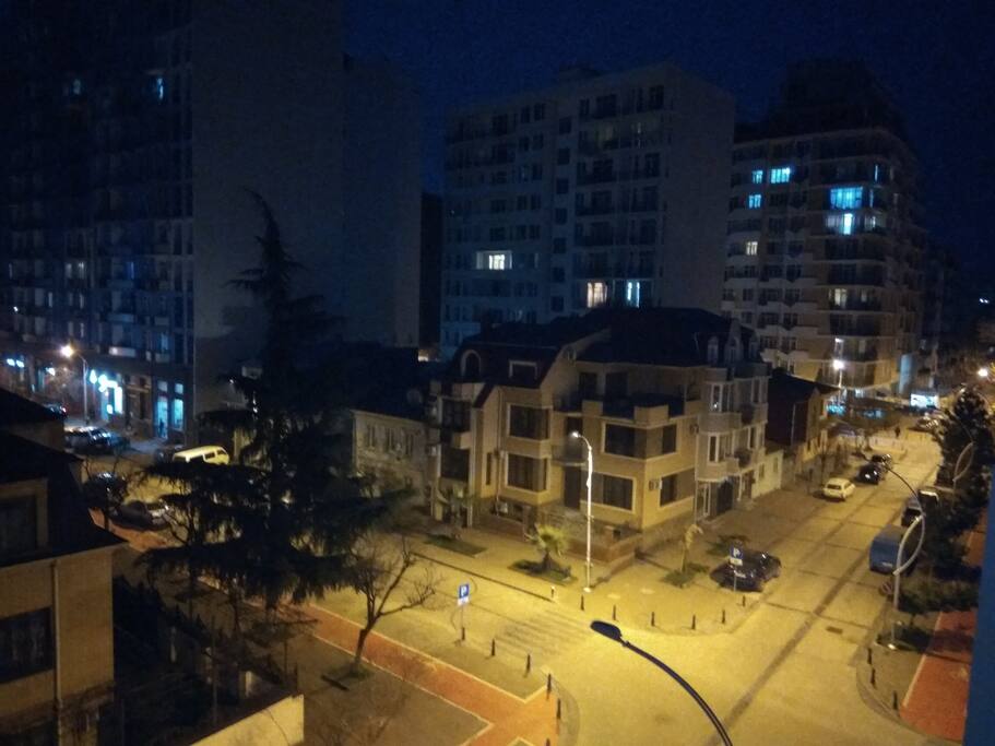 Вид с балкона в сторону центральной улицы