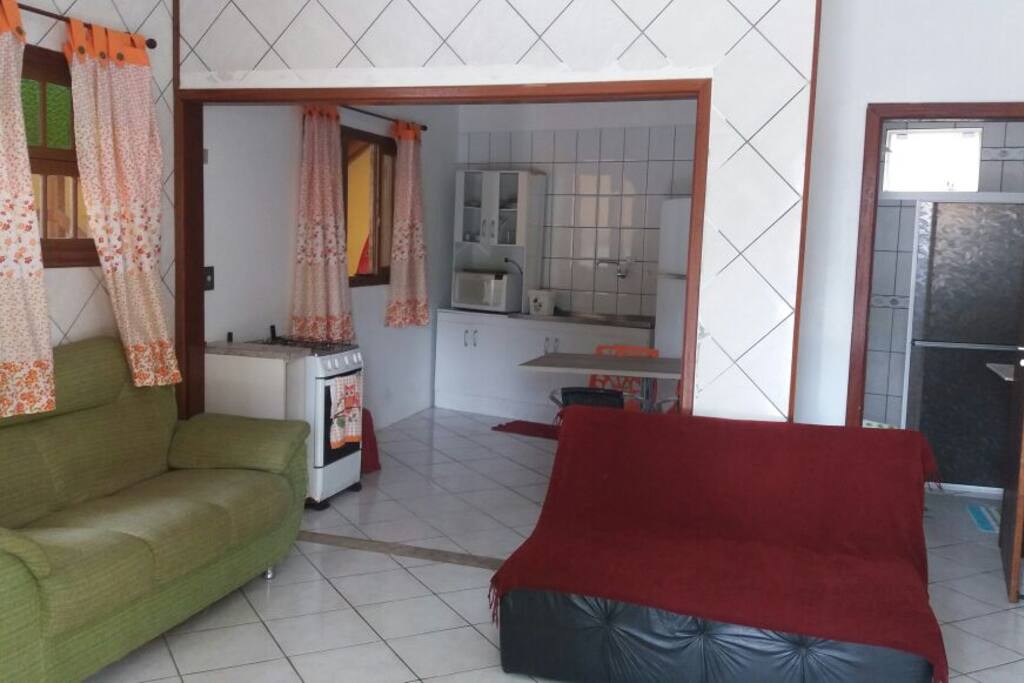 Vista da porta para sala e cozinha