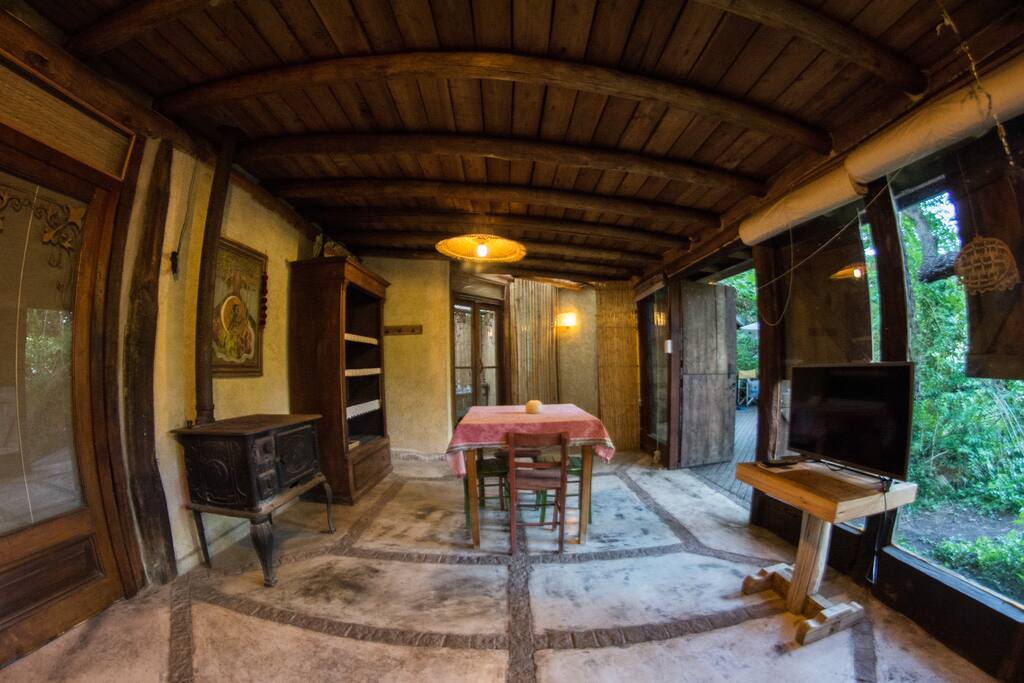 Sala de estar, con cocina a leña para calefaccionar o cocinar -tambien hay hornos a gas en cocinas (Foto con Efecto Ojo de pez)