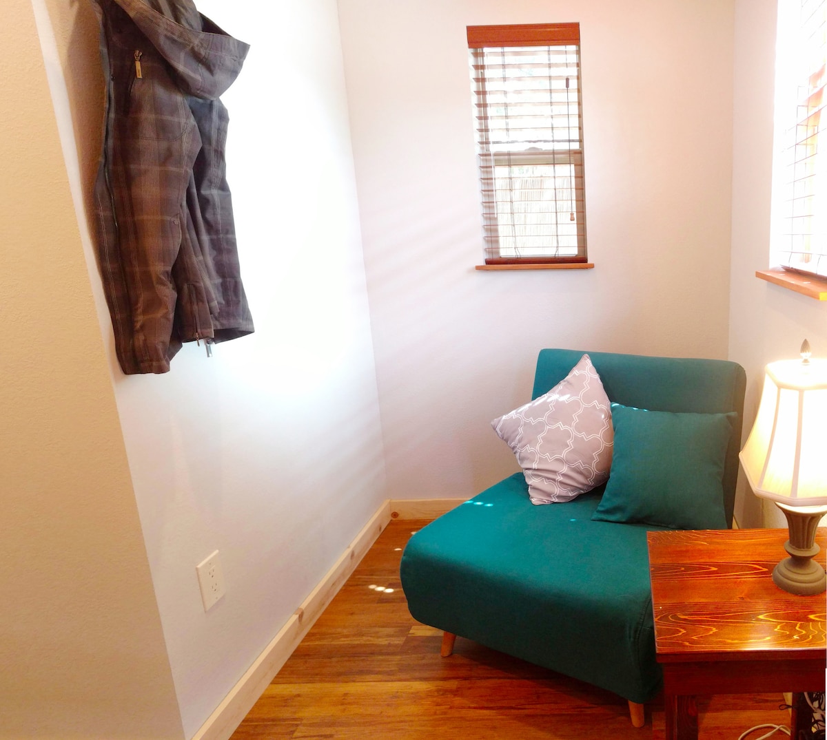 Sitting area with fold out bed for 3rd guest.