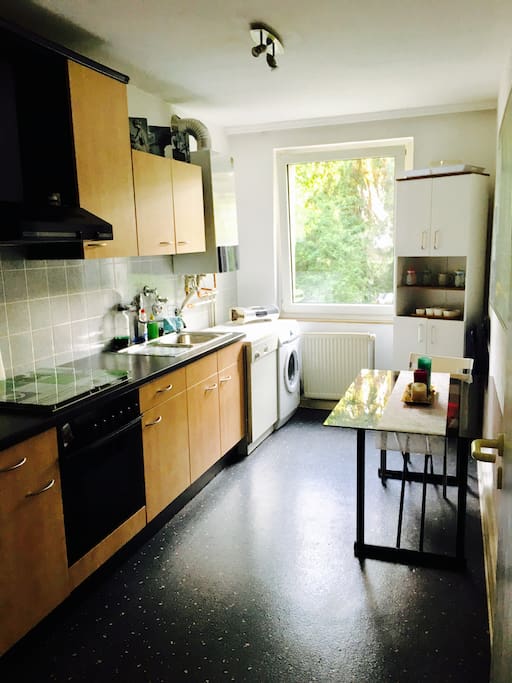 Die Küche mit Blick auf den Garten. Der Kühlschrank steht vorne rechts und ist aus diesem Blickwinkel nicht zu sehen - aber vorhanden.