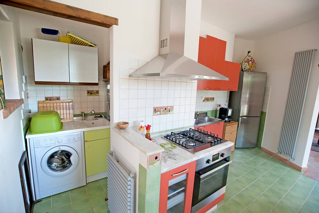 Cucina accessoriata e angolo lavanderia