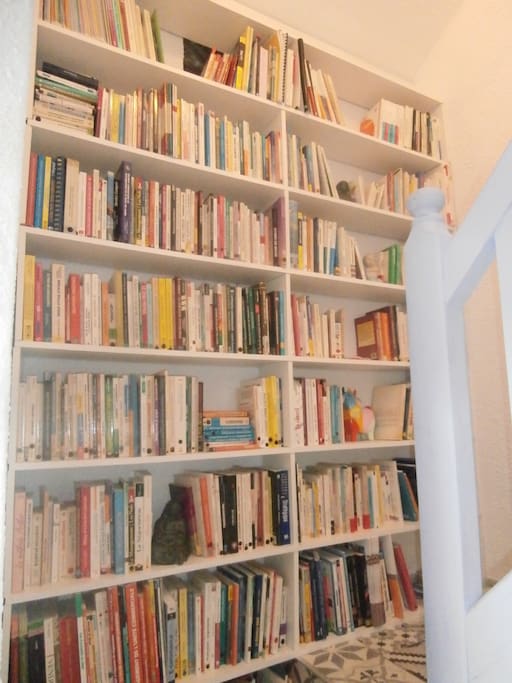 Bibliothèque dans le hall commun