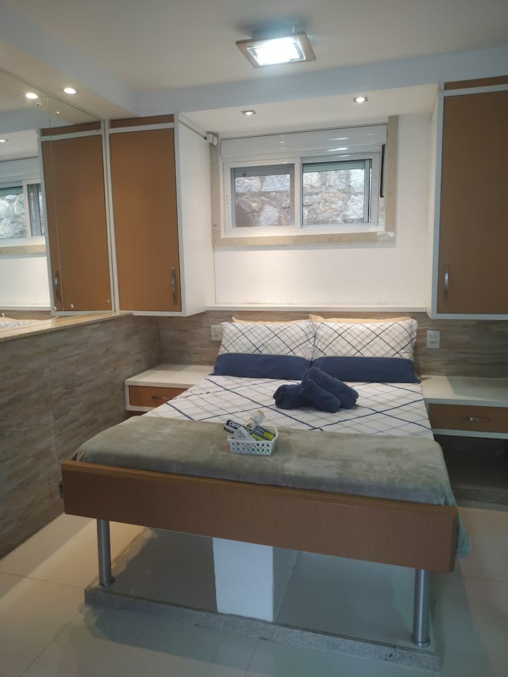 Стандарден брачен кревет (широк 138 x 188 см). Под креветот има идеален простор за сместување на куфери и торби.