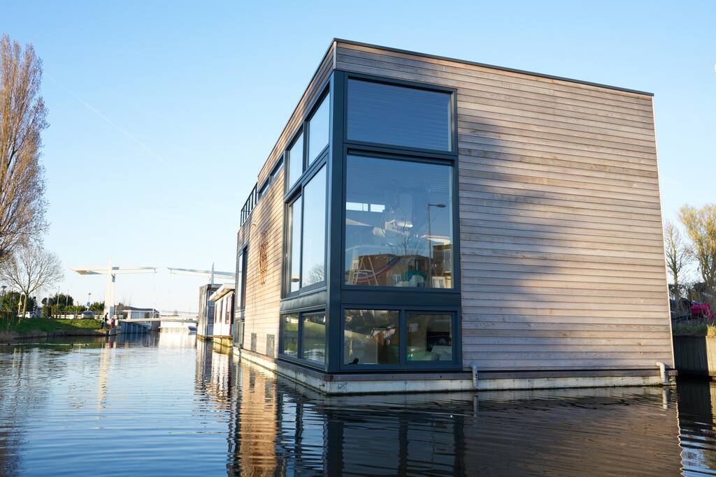 bedroom on waterlevel