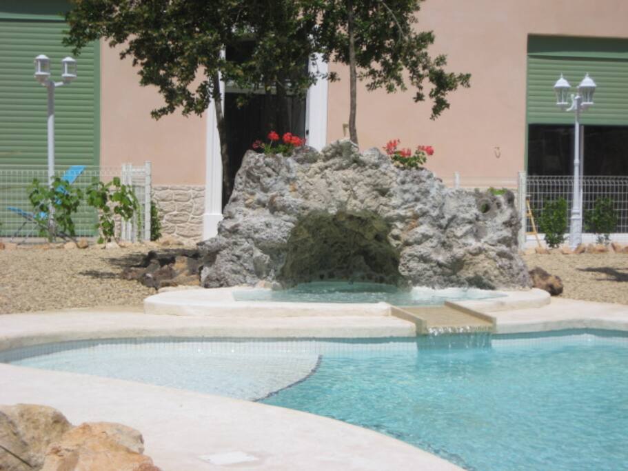 petite plage et grotte pour les enfants