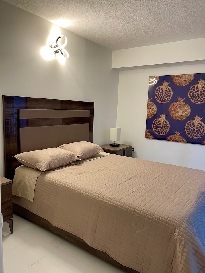 Საძინებელი 2
Საწოლი 152 × 203 სმ ზომის 
Აივნის პირისპირ