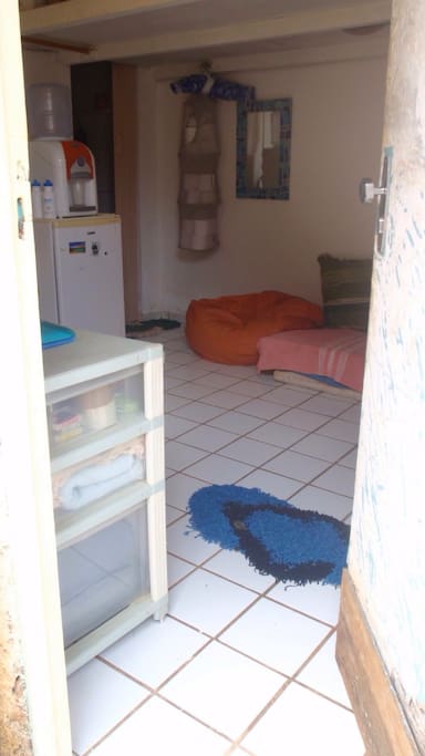 Entrada do nosso “fofo cafofo”, entrada independente do resto da casa e dos outros inquilinos dos quartos ao lado. Total privacidade e independência do restante da casa.