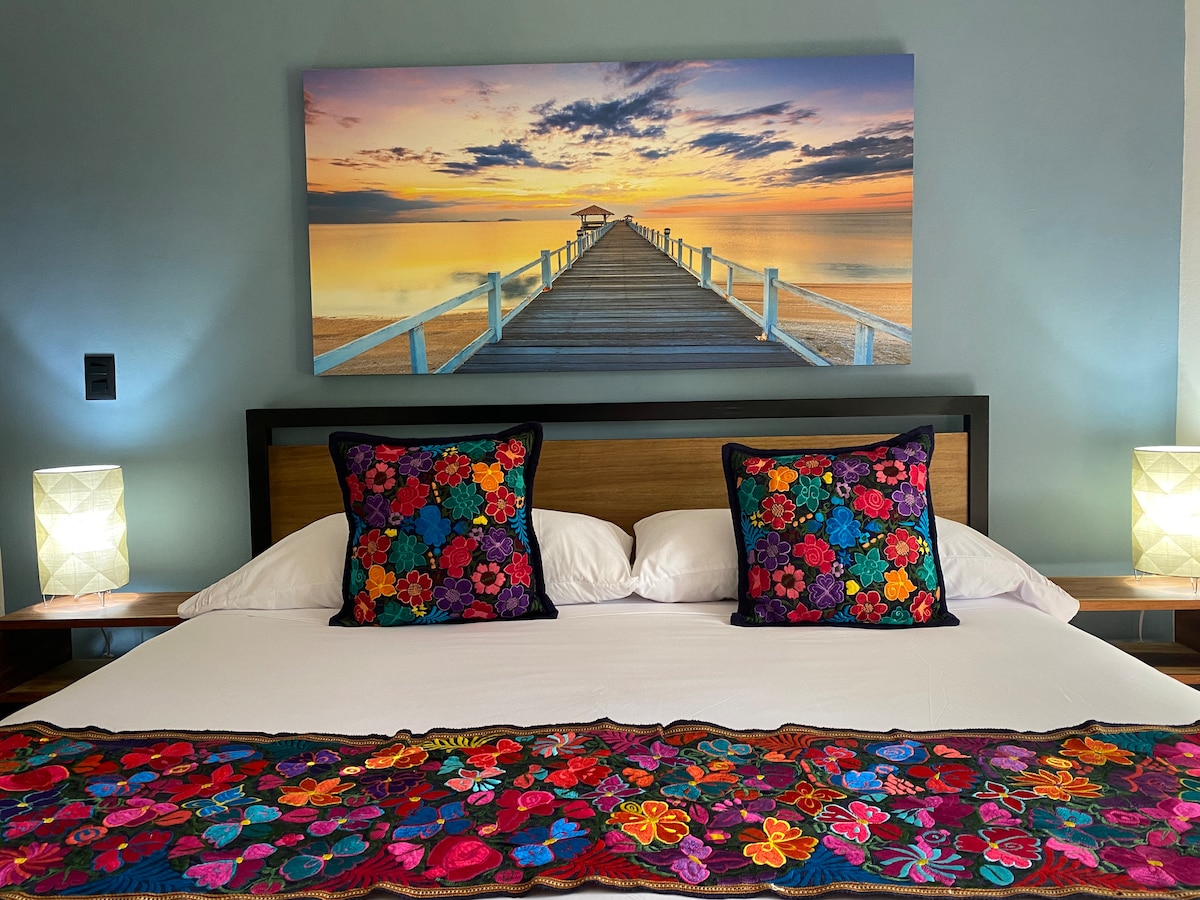 Cama king size con ropa de cama de calidad, confort de lujo y patio privado.