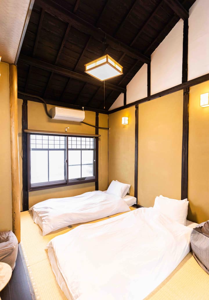 Badilisha mara kwa mara tatami na vifaa. Lakini baada ya yote, kuna baadhi ya majengo ya zamani yaliyo na fanicha za mbao ambazo kila mtu anapaswa kutunza.