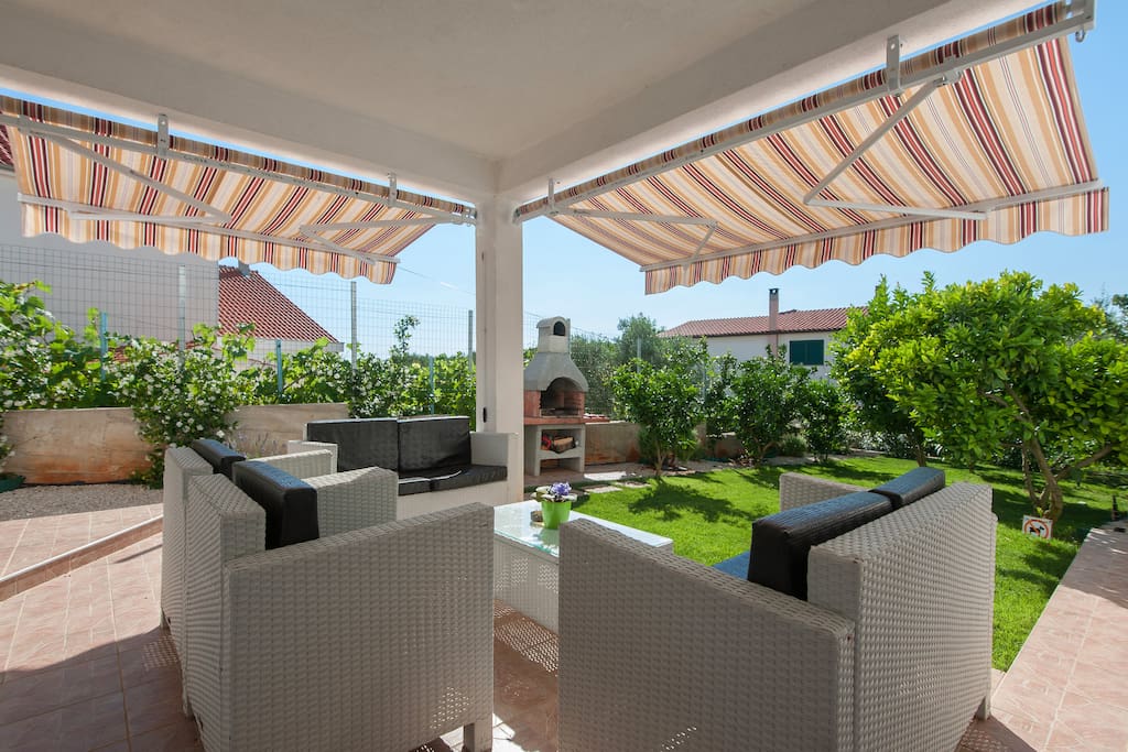GARDEN,GARDEN FURNITURE AND BARBECUE
