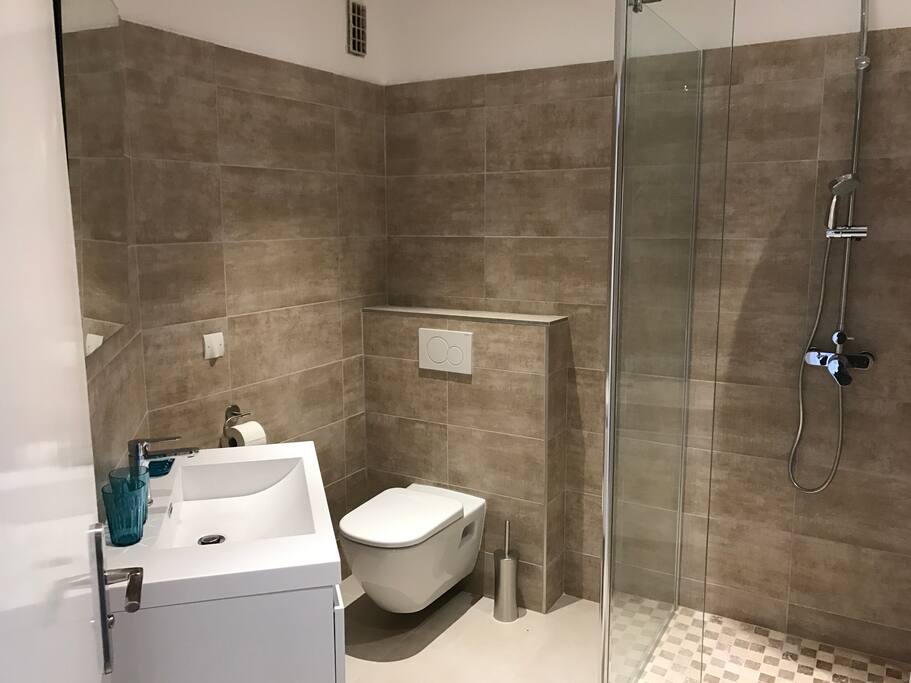Spacieuse salle de bain.